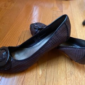 Brown buckle front fall shoe
